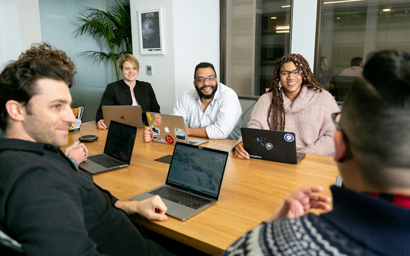 Equipo trabajando con laptops
