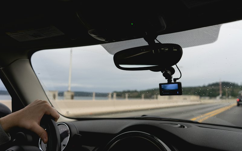 Cámara de tablero grabando la carretera